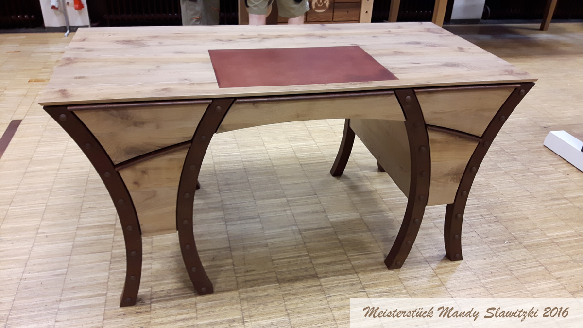 Designschreibtisch Holz mit abgesetzten in Rostoptik lackierten Beinen. Meisterstück Mandy Slawitzki 2016