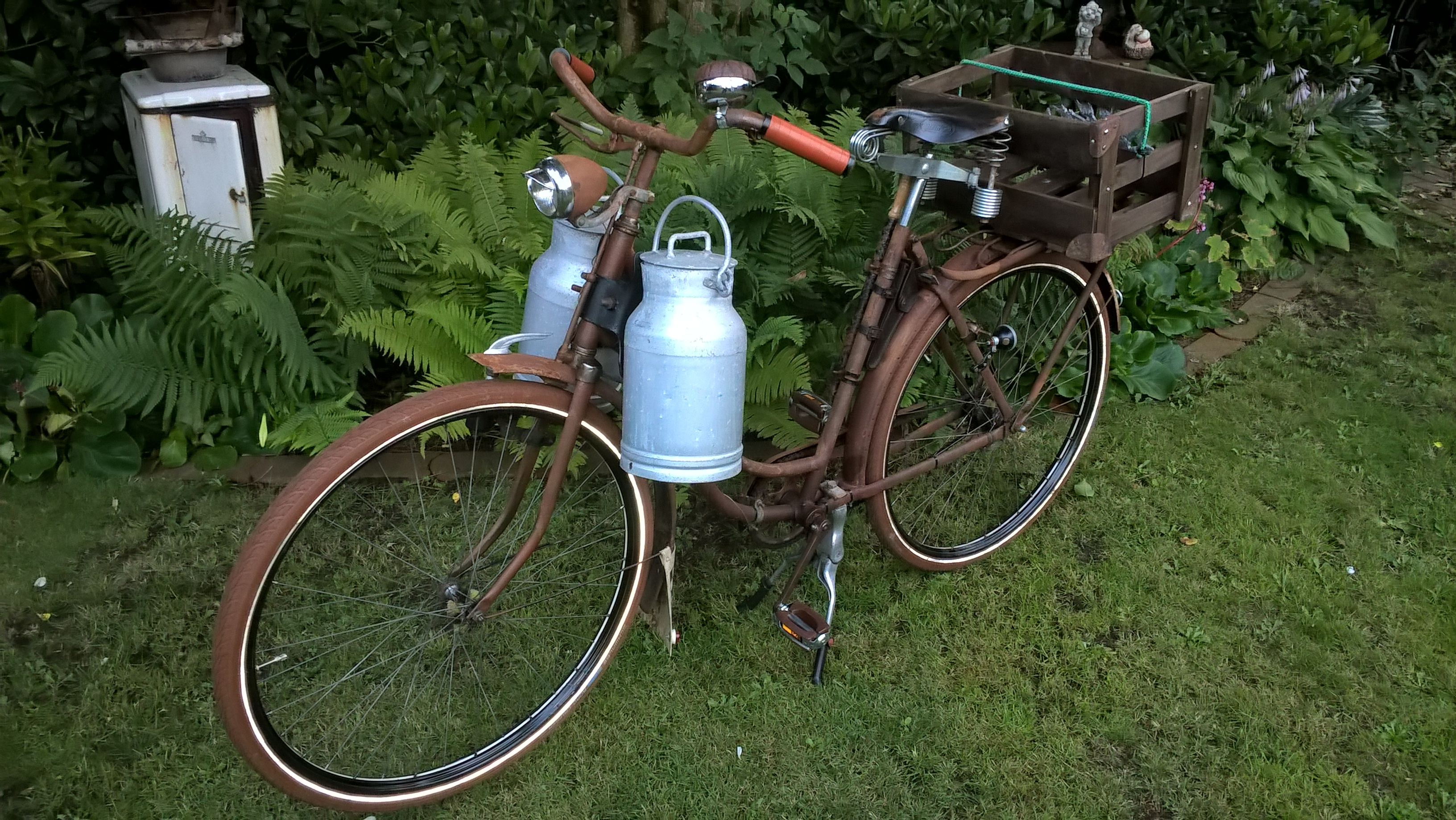 Oldtimer Fahrrad mit Milchkannnen und Holzkiste in Rostdecko-Stil mit Ratlook-Lack lackiert