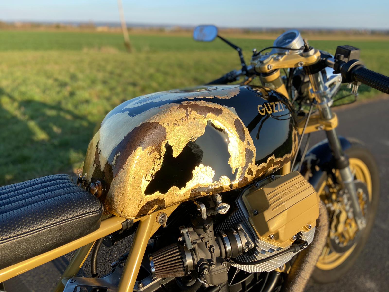 Ratlook am Motorradtank