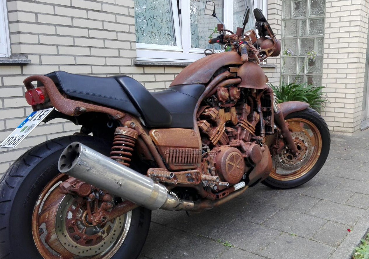 Motorrad im Rostdesign von Felgen bis Rahmen mit Ratlook-Rostlack lackiert
