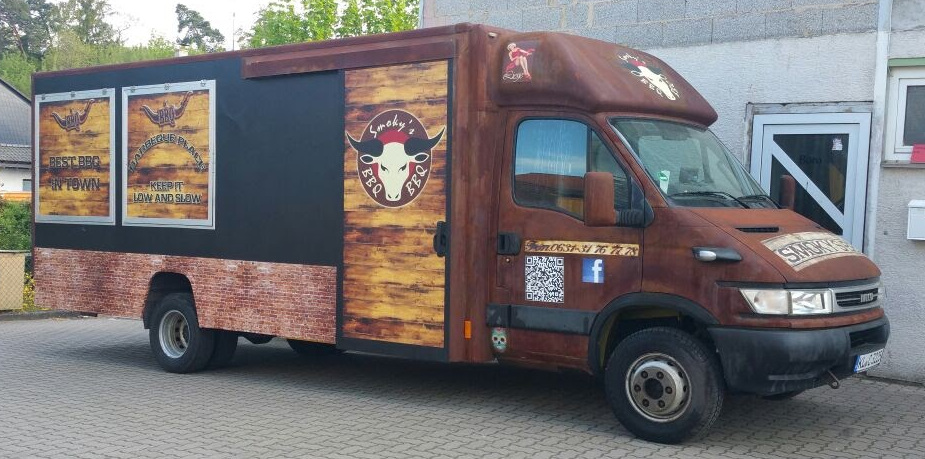 Smokeys Barbecue Foodtruck in Ratlook mit Rostlack lackiert
