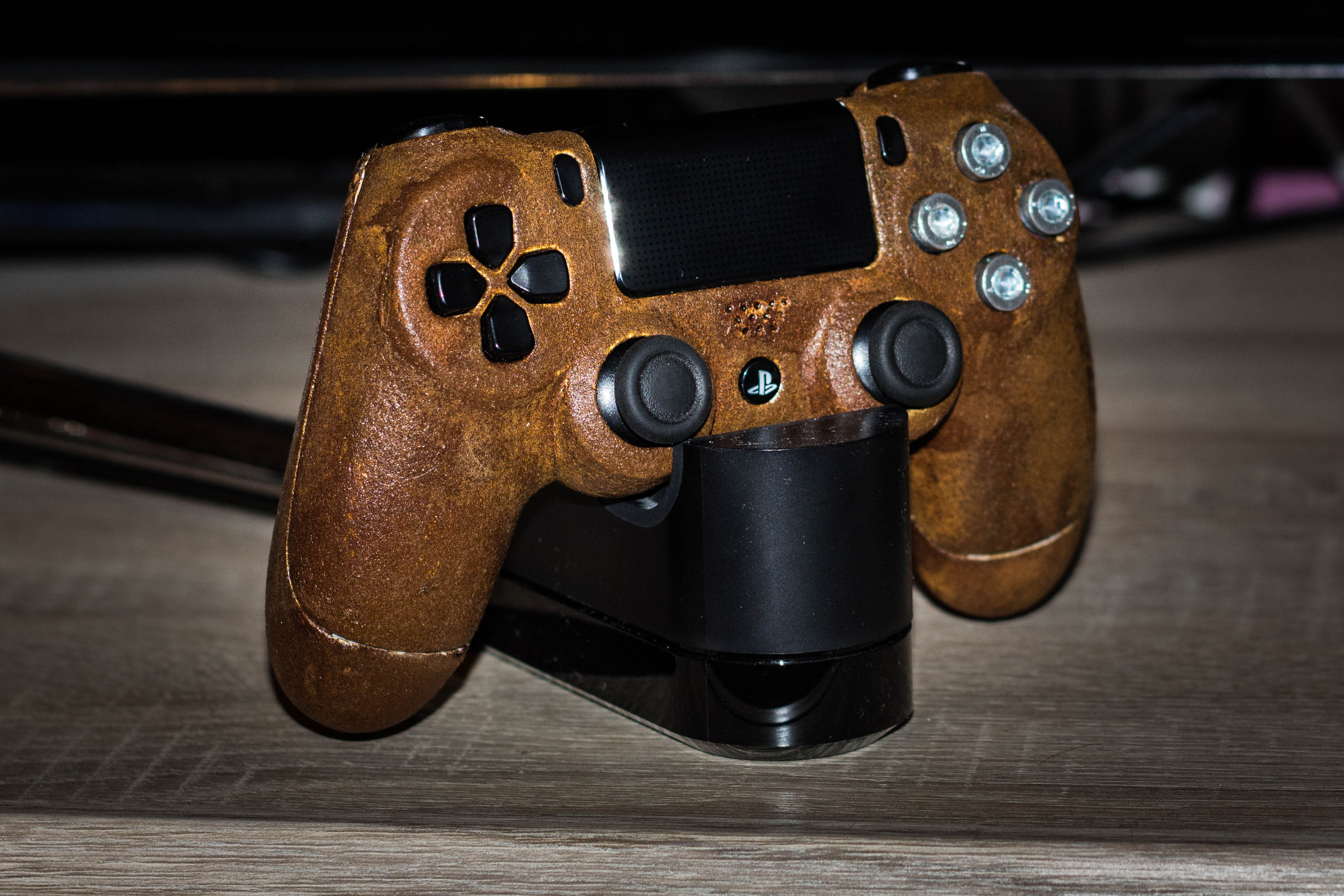 individueller Shabby Schick Spiele-Controller lackiert im Rostlack Ratlook-Design