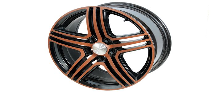 schwarze Autofelge mit Speichen in glitzernder Rostoptik mit Rostlack-Ratlook lackiert