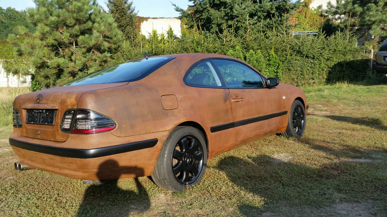 Auto im Ratlook Stil lackiert. Ansicht von schräg hinten rechts