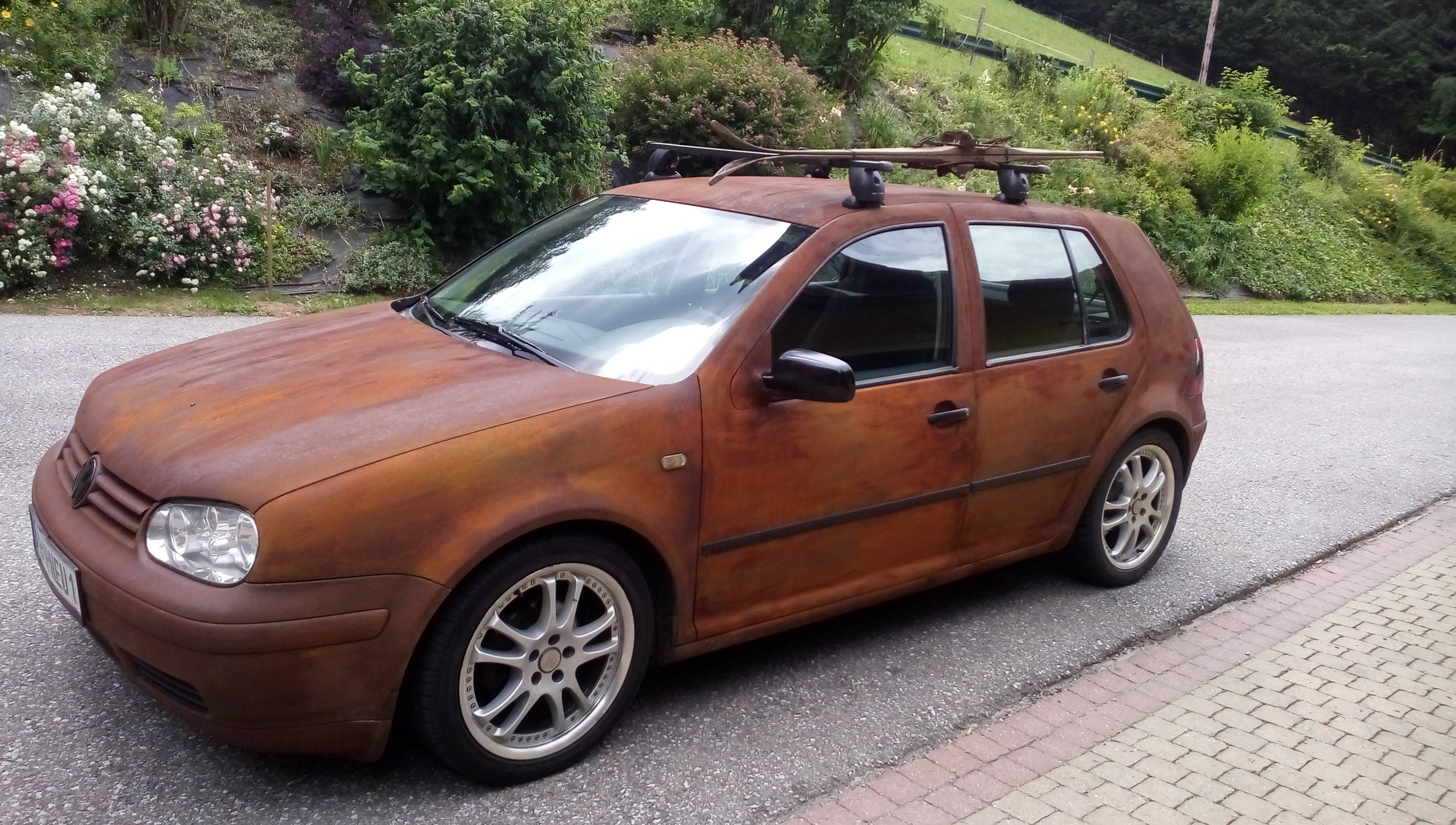 Golf mit Dachgepäckträger plus 1 Paar Ski komplett im Ratlook mit Rostfarbe lackiert