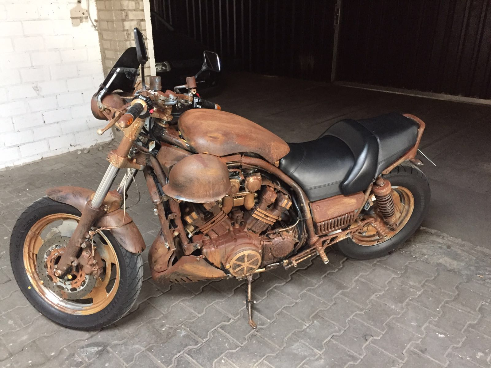 Motorrad mit Rostlack Tuning und Helmapplikation am Rahmen