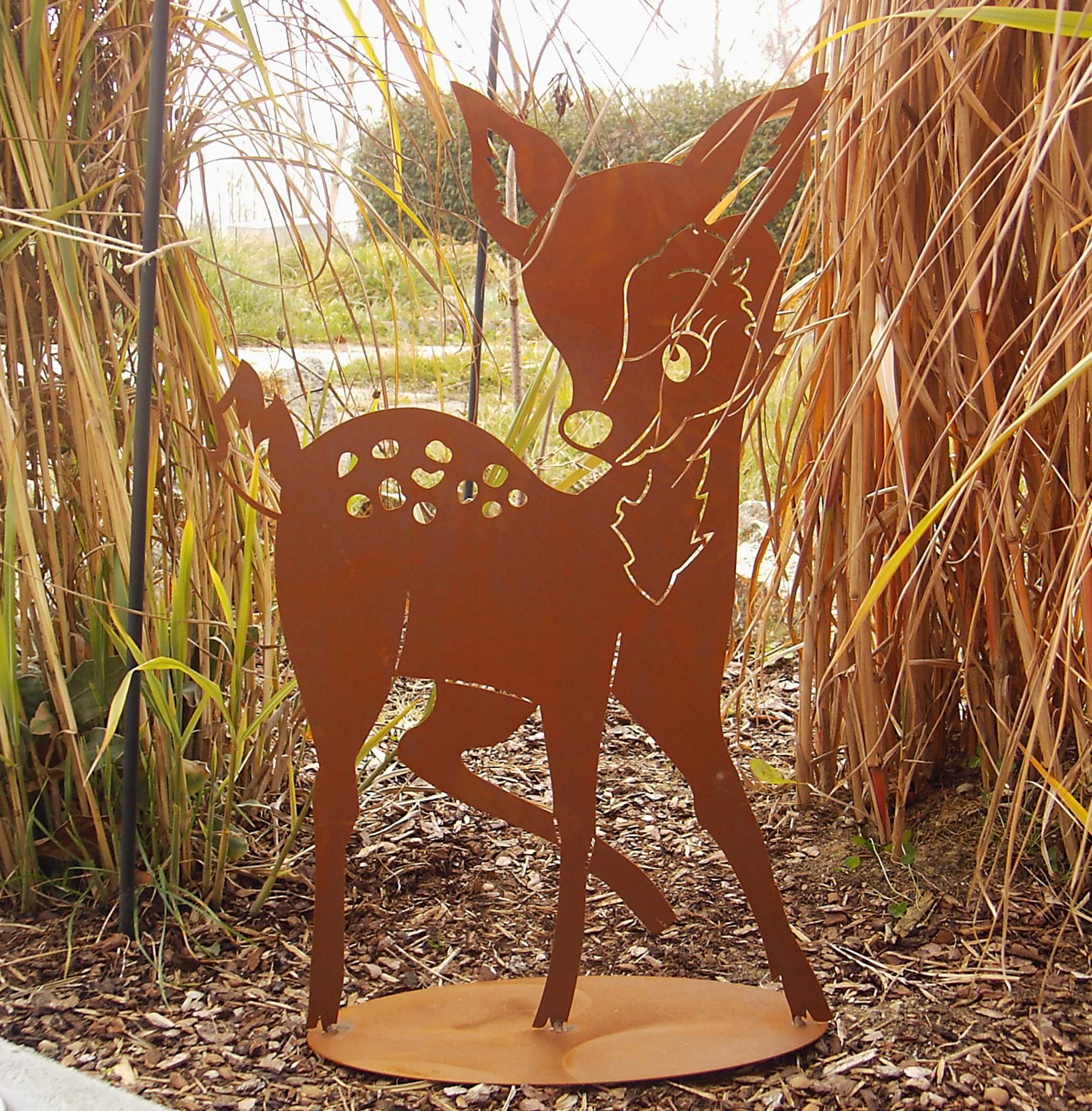 Bambi Metallskulptur für den Garten als Blickfang in Rostoptik lackiert