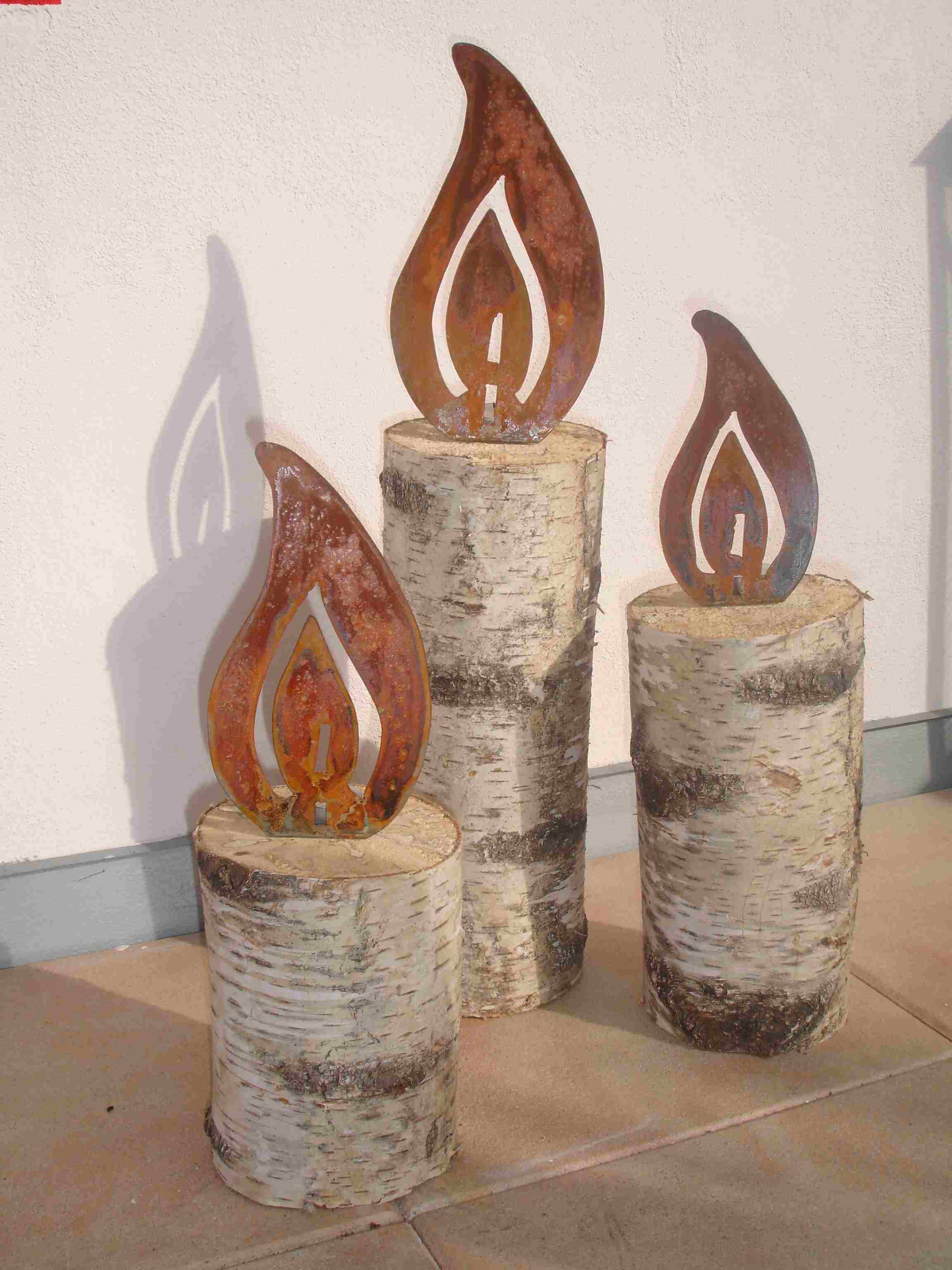 Deko-Skulptur, Holzstamm-Sockel mit Flammen aus Metall und Shabby-Chic Rostoptik