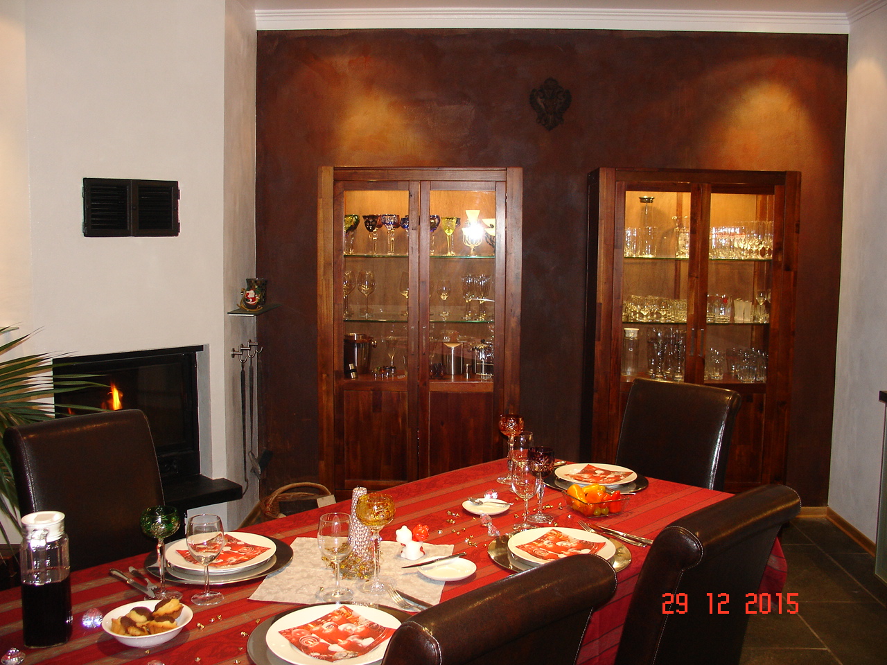 Innenarchitektur, Interiordesign Wand eines Esszimmers als Blickfang in Rostoptik lackiert