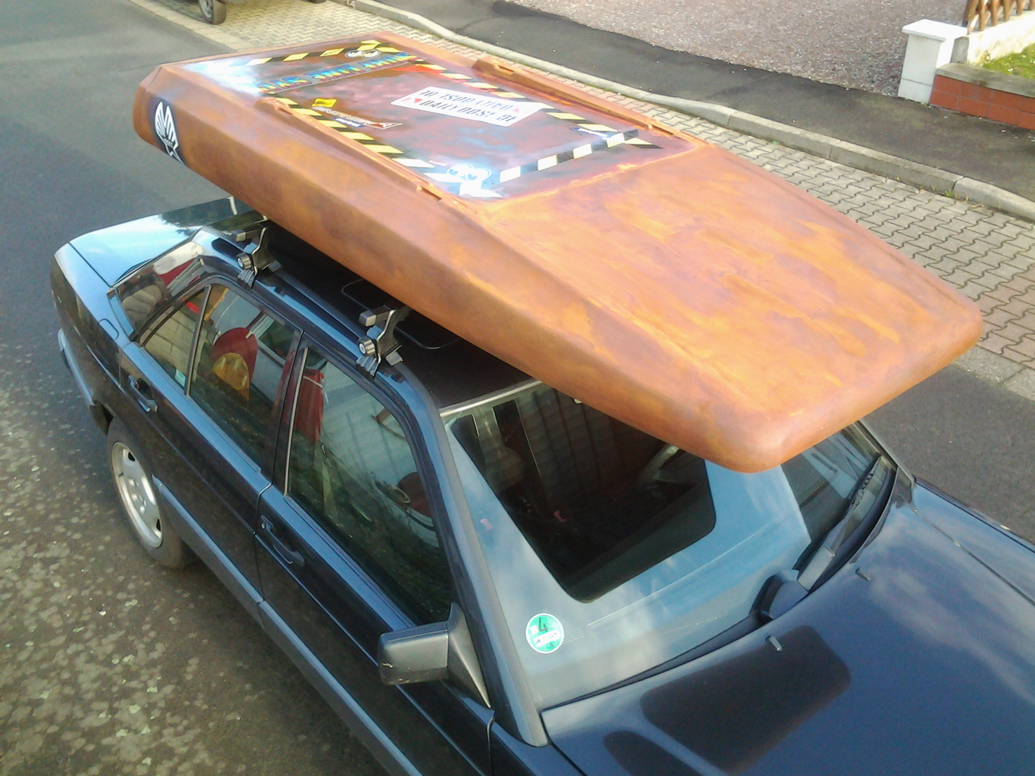 Dachbox-Gepäckträger in Ratlook-Optik mit Rostlack lackiert montiert auf einem PKW