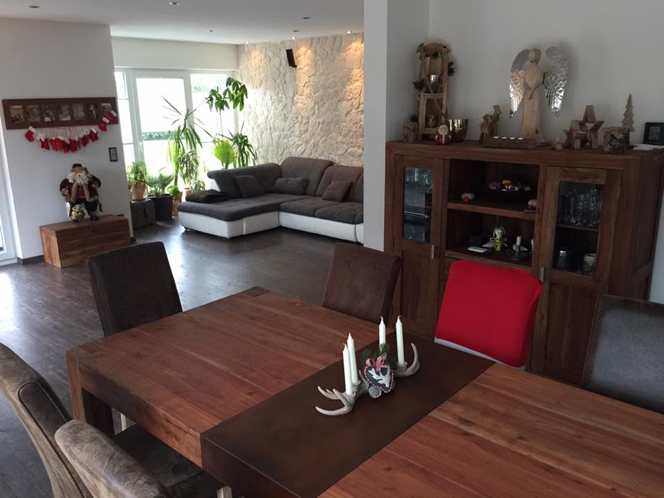 Interiordesign: Holz-Wohnzimmertisch mit abgesetzen Designelement in Rostoptik lackiert. Gesamtansicht Wohnz-Esszimmer