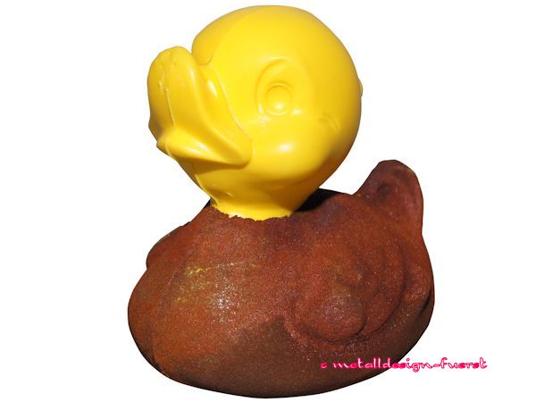 Partygag Quietscheente im Ratlook mit Rostlack lackiert
