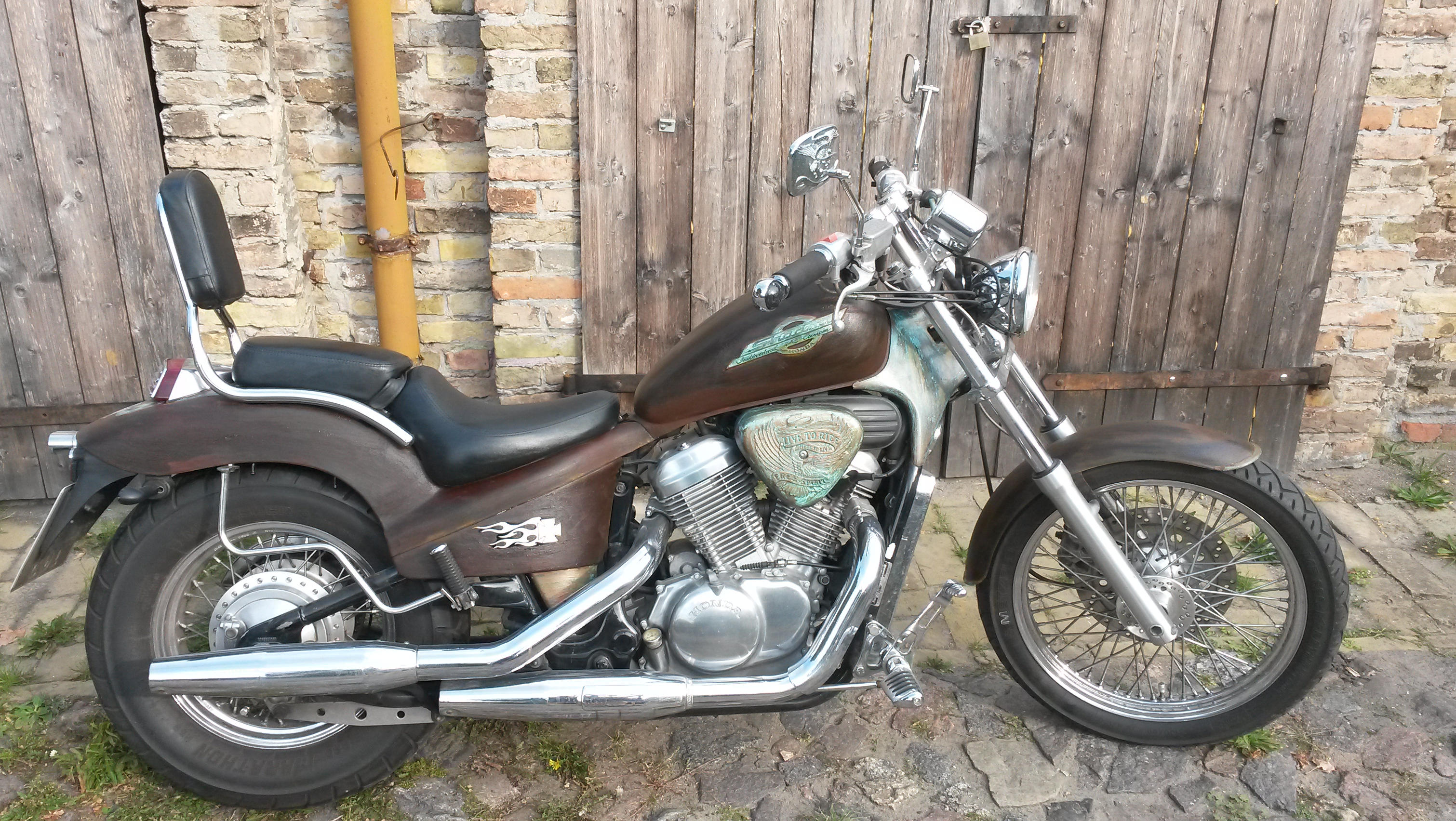 Honda Motorrad mir rust paint Effek Logoverzierung auf Motorblock und Tank im Ratlookdesignund Ratlook