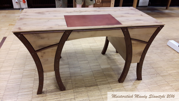 Designschreibtisch Holz mit abgesetzten in Rostoptik lackierten Beinen. Meisterstück Mandy Slawitzki 2016