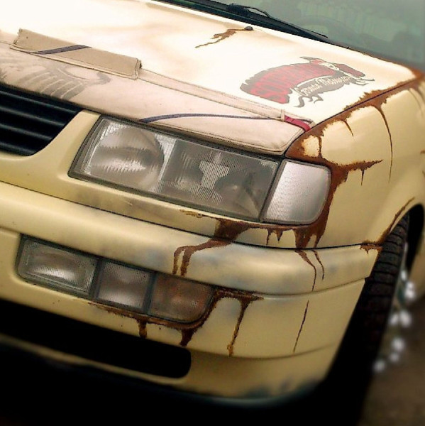 Rat-Look Auto mit lackierten Rostkanten
