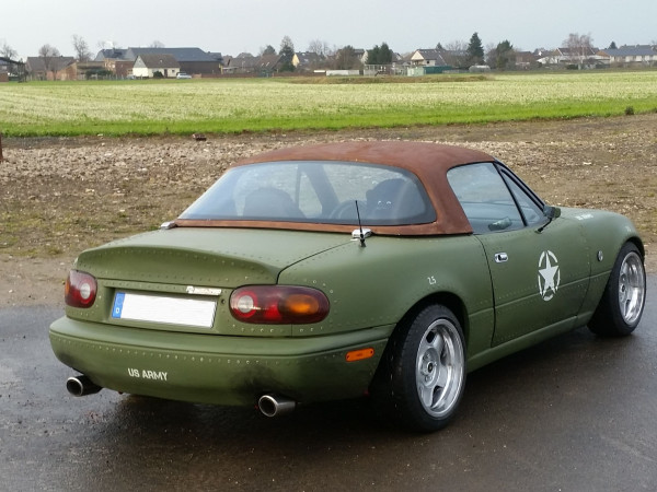 Mazda mir Ratlook-Dach und US-Army-Style Lackierung