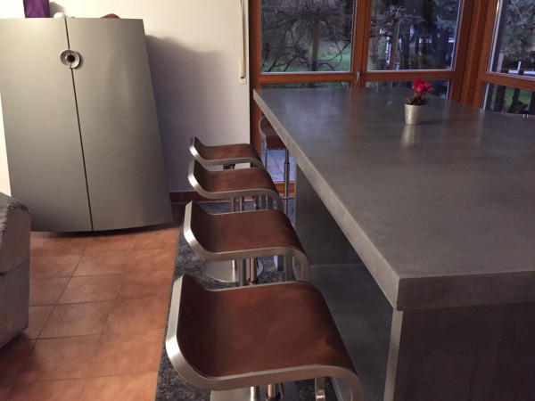 Stuhl einer Wohnzimmer Bar in Rost-Optik lackiert
