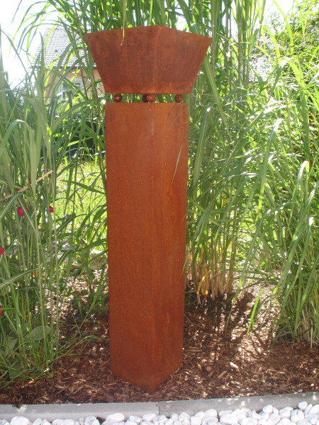 Metall-Gartendeko-Säule mit Blumenkasten im rostigen Design mit Rostlack lackiert