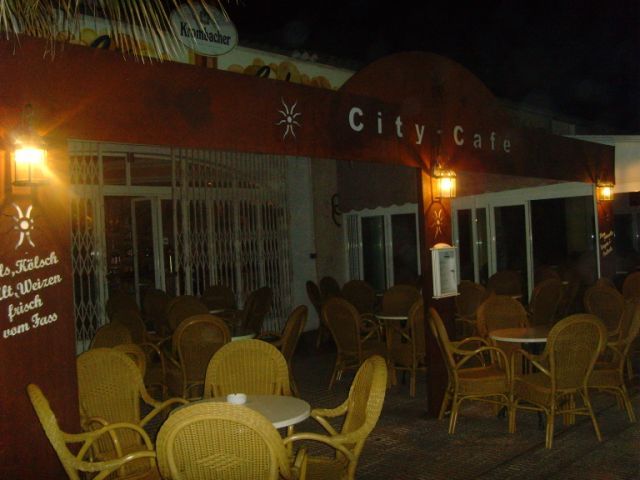 Fassade und Restaurant-Schild des City Cafe im urig-rustikalen Rostlook-Shabby-Stil