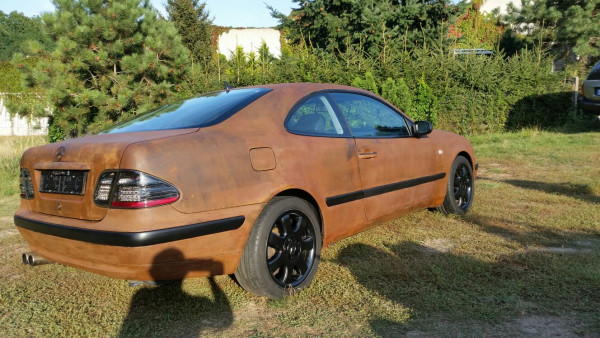 Auto im Ratlook Stil lackiert. Ansicht von schräg hinten rechts