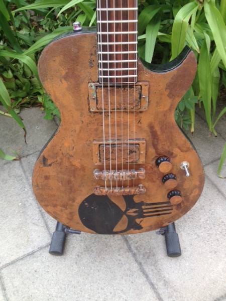 dekorativer Rost-Effekt auf einer E-Gitarre; Rostlack als Effektlack