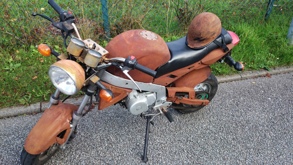 Motorrad mit Ratlook Lackierung