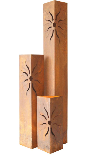 Ensemble aus Metallsälen unterschiedlicher Höhe mit Sonnenmotiv und echter Rostoptik durch Rostlackierung