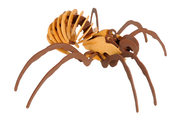Modellfigur einer Spinne aus Holz, einzelne Beine und Kopf metallisch glänzend mit Rostlack hervorgehoben