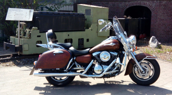 Kawasaki 590 Effektlakierung im Ratlook mit Edelrost im Kontrast zu den gänzenden Chromteilen des Motors. Seitenansicht auf Motorrad